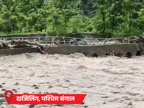 कोलकाता में प्लेन पर बिजली गिरी, 142 यात्री सवार थे:दार्जिलिंग में पुल बहा, शिमला में लैंडस्लाइड; मुंबई के नए एयरपोर्ट की छत से पानी गिरा