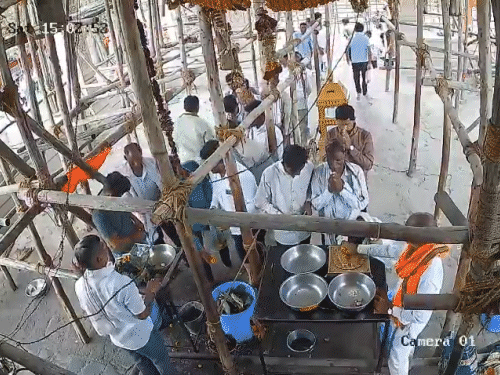 महाराष्ट्र में हनुमान मंदिर की छत गिरी, 6 की मौत:30-40 लोगों के दबे होने की आशंका; परभणी के मंदिर में शनिवार के कारण भीड़ थी