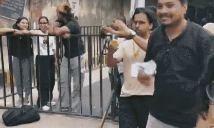कॉकरोच जनता पार्टी का दूसरे दिन भी प्रदर्शन जारी:शिक्षा मंत्री के इस्तीफे की मांग पर जंतर-मंतर पर रातभर धरना; दीपके ने क्रिकेट खेला