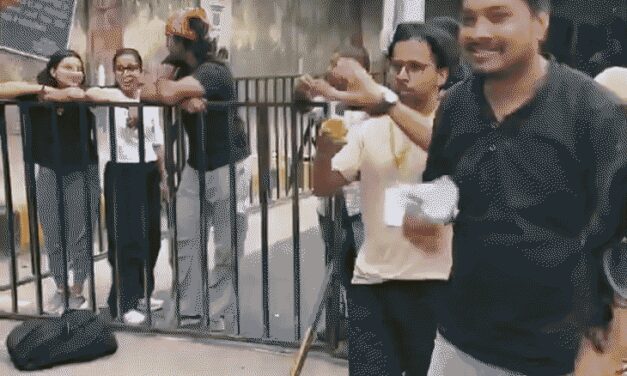 कॉकरोच जनता पार्टी का दूसरे दिन भी प्रदर्शन जारी:शिक्षा मंत्री के इस्तीफे की मांग पर जंतर-मंतर पर रातभर धरना; दीपके ने क्रिकेट खेला