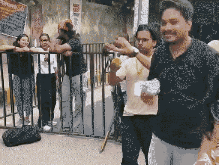 कॉकरोच जनता पार्टी का दूसरे दिन भी प्रदर्शन जारी:शिक्षा मंत्री के इस्तीफे की मांग पर जंतर-मंतर पर रातभर धरना; दीपके ने क्रिकेट खेला