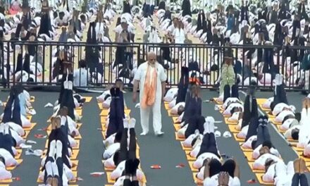 मोदी ने घूम-घूमकर लोगों को योग कराया:बोट और स्विमिंग पूल में आसन, जवानों ने 14 हजार फीट पर अभ्यास किया; 20 PHOTOS में योग डे
