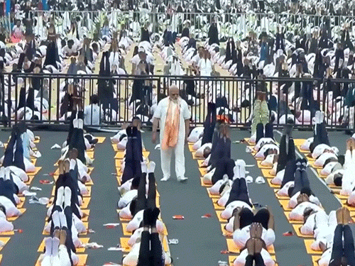 मोदी ने घूम-घूमकर लोगों को योग कराया:बोट और स्विमिंग पूल में आसन, जवानों ने 14 हजार फीट पर अभ्यास किया; 20 PHOTOS में योग डे