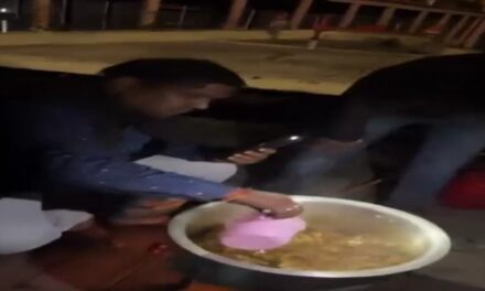 BJP पार्षद की नाव पर गंगा में पकाया गया चिकन, परोसी गई शराब
