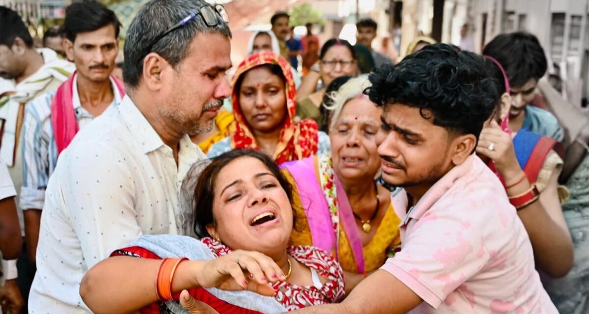 'एक बार आंख खोल लो बेटा…' मां की चीख सुन फूट पड़ा हर किसी का दिल