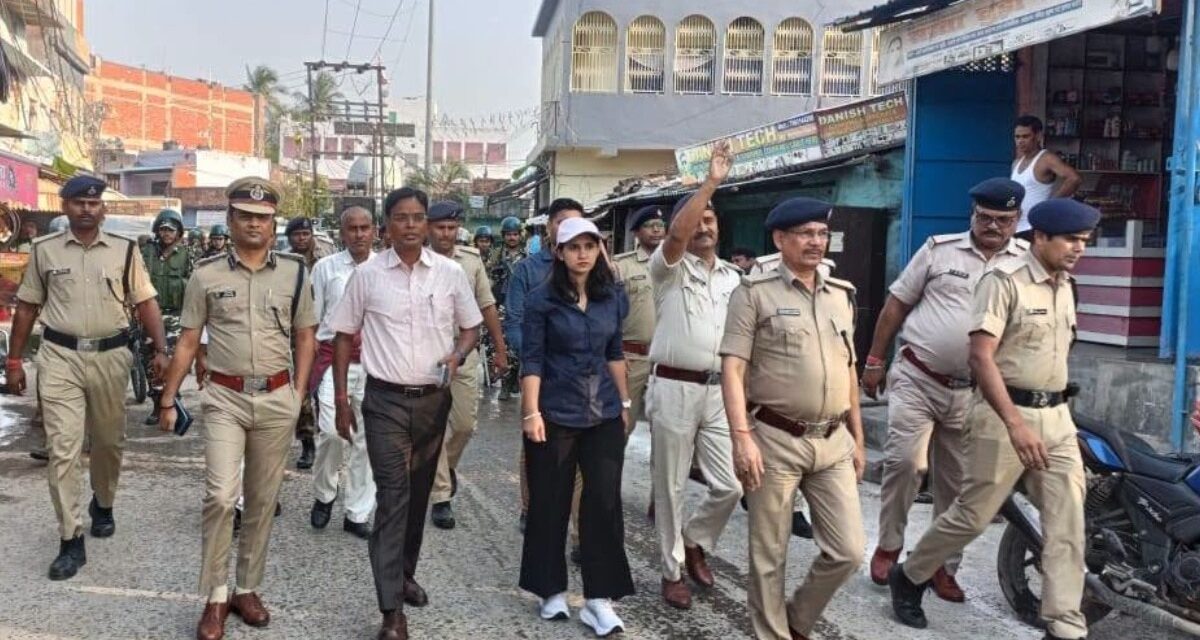 मोहर्रम को लेकर सुरक्षा व्यवस्था सख्त, DM-SP ने निकाला फ्लैग मार्च