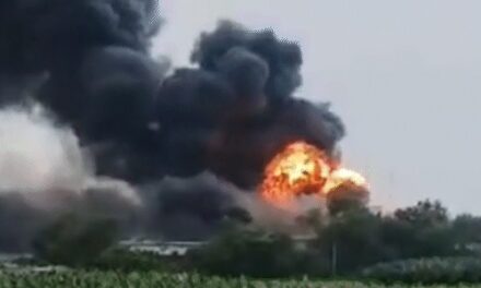 LPG टैंकर टोल से टकराया, धमाके के बाद आग लगी:कौशांबी में 5 कर्मचारी झुलसे, सड़क किनारे तड़पते रहे; 2 किमी दूर से दिखीं लपटें