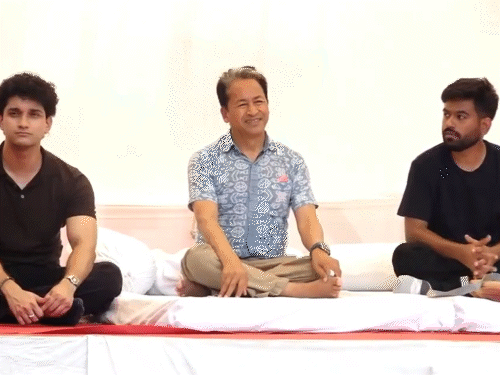 सोनम वांगचुक ने जंतर-मंतर पर भूख हड़ताल शुरू की:NEET पेपर लीक पर धर्मेन्द्र प्रधान के इस्तीफे की मांग; कॉकरोच पार्टी के आंदोलन का 9वां दिन