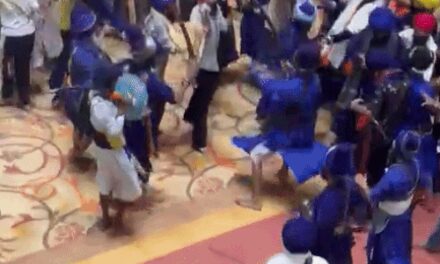 मोहाली के गुरुद्वारे में निहंग पर हमला:समर्थकों ने हमलावर को पकड़कर पीटा, कपड़े फाड़े; उत्तराखंड से लौटने पर स्वागत हो रहा था