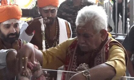 जम्मू-कश्मीर के उपराज्यपाल ने बाबा अमरनाथ की पूजा की:3 जुलाई से यात्रा शुरू; 28 अगस्त को छड़ी मुबारक पहुंचने के साथ खत्म होगी