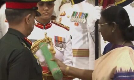 राष्ट्रपति भवन में गैलेंट्री अवार्ड समारोह:मुर्मू ने लेफ्टिनेंट जनरल रंजीत सिंह को अति विशिष्ट सेवा मेडल से सम्मानित किया