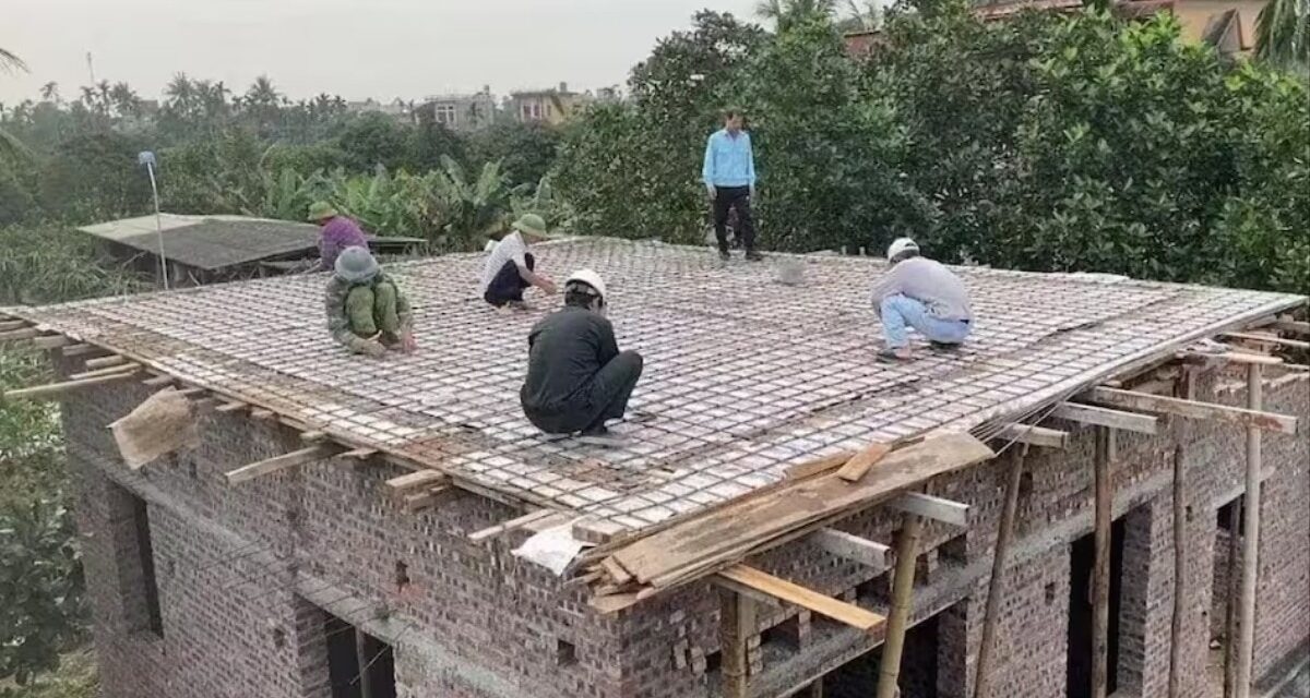 तपती गर्मी में पिघला सरिया, सस्ते में बनेगा घर, इतना हुआ सस्ता
