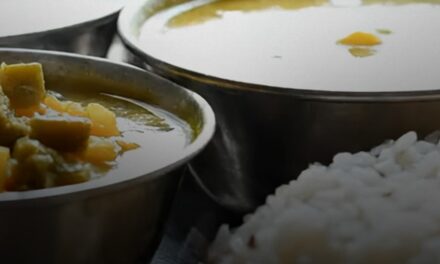 भोजन के बाद थाली में हाथ धोना क्यों माना जाता अशुभ?