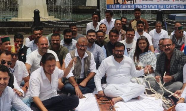 शिमला में कांग्रेस का लोकतंत्र बचाओ सत्याग्रह:संवैधानिक संस्थाओं की निष्पक्षता पर उठाए सवाल; रिज पर लोकतंत्र की रक्षा का लिया संकल्प