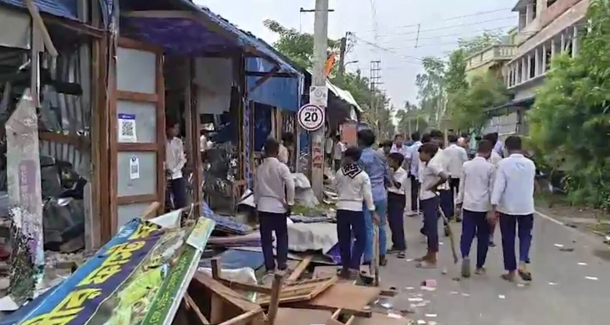 TMC नेताओं ने स्कूल की जमीन पर बनवा दी थीं दुकानें! छात्रों ने कराया खाली