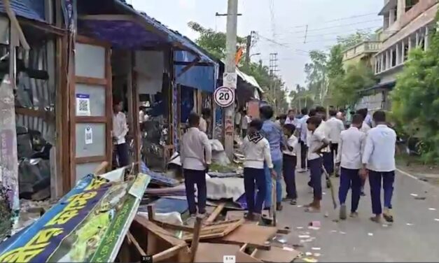 TMC नेताओं ने स्कूल की जमीन पर बनवा दी थीं दुकानें! छात्रों ने कराया खाली