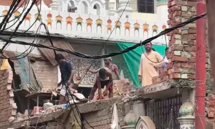 वाराणसी: दालमंडी में PWD की कार्रवाई तेज, मस्जिदों को खुद तोड़ रहे लोग