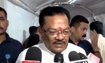 महाराष्ट्र के मंत्री बोले-कौन सा पेड़ गिरेगा कोई नहीं जानता:मुंबई में एक दिन पहले स्कूल बस पर पेड़ गिरा, बच्चे की मौत हुई थी