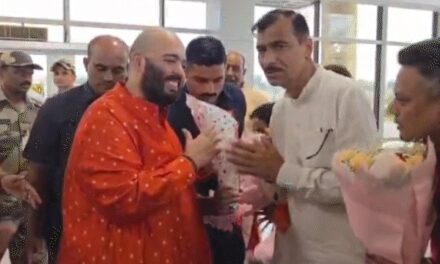 अनंत अंबानी ने धीरेंद्र शास्त्री का हाथ पकड़कर खींचा, VIDEO:बागेश्वर धाम में बोले