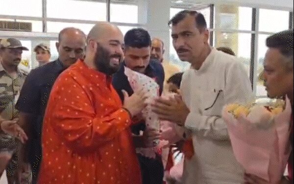 अनंत अंबानी ने धीरेंद्र शास्त्री का हाथ पकड़कर खींचा, VIDEO:बागेश्वर धाम में बोले