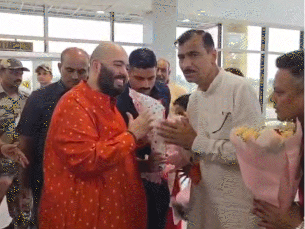 अनंत अंबानी ने धीरेंद्र शास्त्री का हाथ पकड़कर खींचा, VIDEO:बागेश्वर धाम में बोले