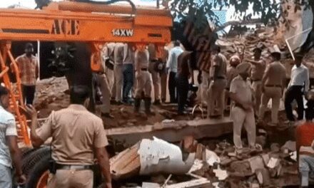 चंडीगढ़ में 54 साल पुरानी 2 मंजिला बिल्डिंग गिरी:मलबे में दबे सभी लोग निकाले गए, 2 को सफेद कपड़े में लपेट कर ले गई टीम