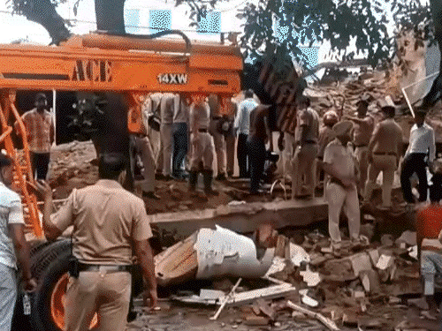 चंडीगढ़ में 54 साल पुरानी 2 मंजिला बिल्डिंग गिरी:मलबे में दबे सभी लोग निकाले गए, 2 को सफेद कपड़े में लपेट कर ले गई टीम
