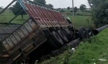 बोलेरो-ट्रक की टक्कर से 5 की मौत, 4 गंभीर:गाड़ी में फंसे रहे शव, 3 लोग दूर जाकर गिरे; राजगढ़ से आष्टा जा रहे थे