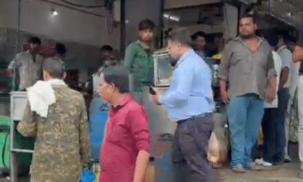 लोको पायलट ने समोसे के लिए रोकी ट्रेन, VIDEO:इंदौर में लोग बोले