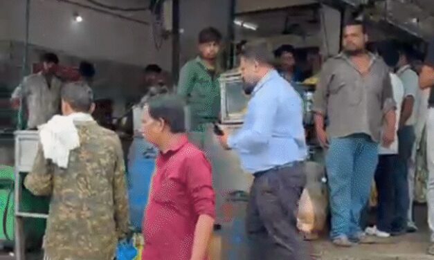 लोको पायलट ने समोसे के लिए रोकी ट्रेन, VIDEO:इंदौर में लोग बोले