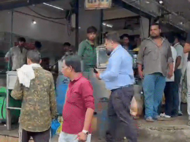 लोको पायलट ने समोसे के लिए रोकी ट्रेन, VIDEO:इंदौर में लोग बोले