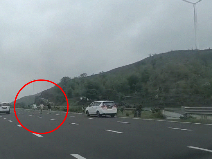केंद्रीय मंत्री नितिन गडकरी की सुरक्षा में चूक:एमपी में एक्सप्रेस-वे पर गुजरते काफिले के सामने आए 3 युवक; 120 की रफ्तार में थीं गाड़ियां