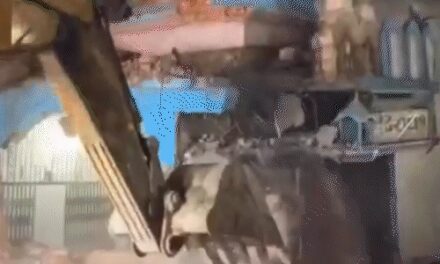 बुलडोजर चलने पर मंदिर भरभराकर गिरा, 1 की मौत:चंदौली में बीच सड़क पर बना था; रास्ता चौड़ा करने के लिए तोड़ रहे थे