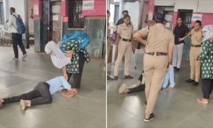 महिला के पैर पकड़ रोया युवक, लोग बोले