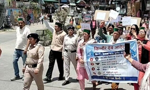 किन्नर कैलाश यात्रा रोकने को आक्रोश रैली:रिकांगपिओ में ग्रामीणों का प्रदर्शन, डीसी को सौंपा ज्ञापन; देव आदेशों पर यात्रा का विरोध
