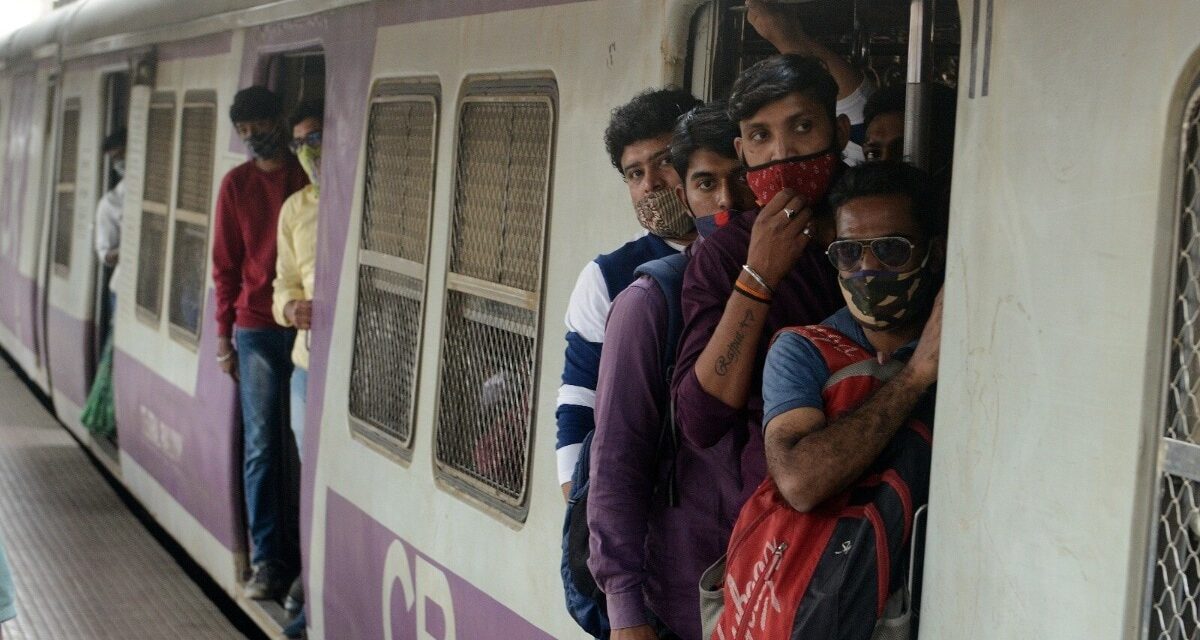 मुंबई लोकल में सीट के लिए हिंसक झड़प, लोहे की रॉड से हमला! 2 की हालत गंभीर