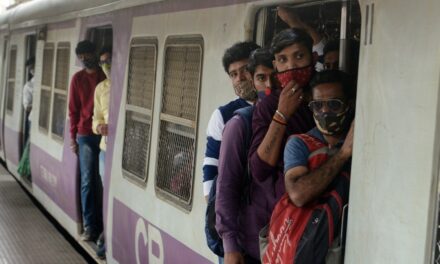 मुंबई लोकल में सीट के लिए हिंसक झड़प, लोहे की रॉड से हमला! 2 की हालत गंभीर