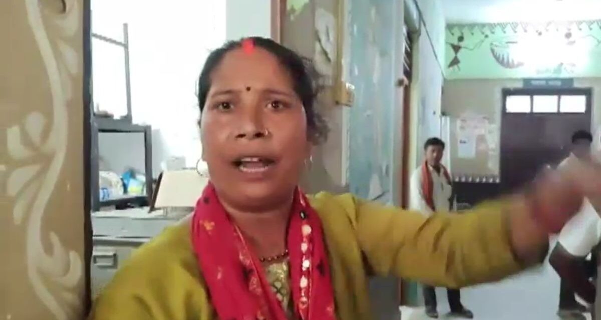 डंडा लेकर तहसील पहुंची पुष्पा, स्टाफ ने कानूनगो को कमरे में किया सुरक्षित