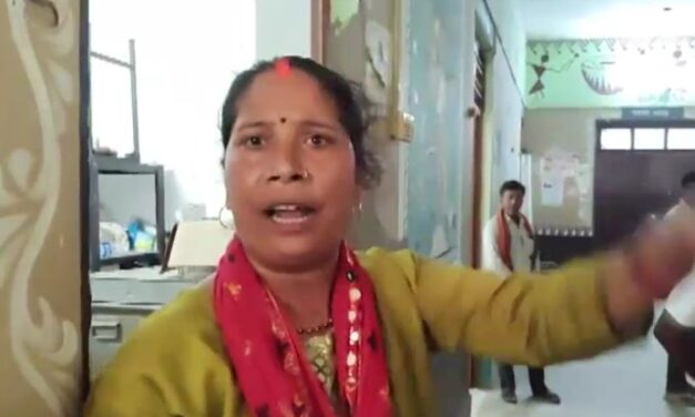डंडा लेकर तहसील पहुंची पुष्पा, स्टाफ ने कानूनगो को कमरे में किया सुरक्षित