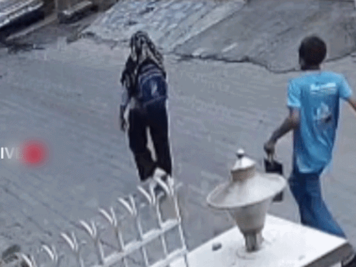 पटियाला में छात्रा को पीछे से सुआ घोंपा:स्कूल जा रही थी, अचानक आया युवक, हमला कर भागा; VIDEO सामने आया