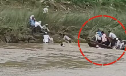 बिहार में 40 लोगों से भरी नाव नदी में पलटी,VIDEO:कब्रिस्तान से लौट रहे थे; लोग बोले