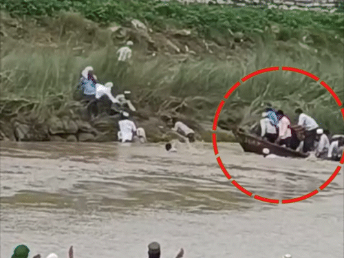 बिहार में 40 लोगों से भरी नाव नदी में पलटी,VIDEO:कब्रिस्तान से लौट रहे थे; लोग बोले