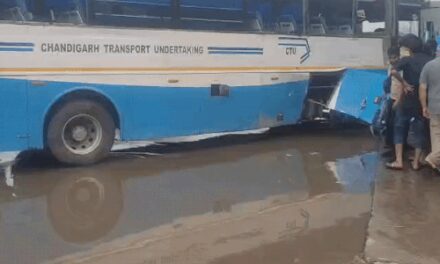 चंडीगढ़ से जाती CTU बस का स्टीयरिंग लॉक:मोहाली में बेकाबू हुई, कैंटर से जा टकराई, युवती खिड़की से बाहर गिरी