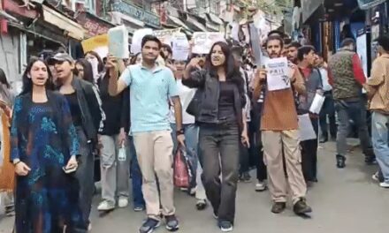 हिमाचल में सोनम वांगचुक के समर्थन में प्रदर्शन:धर्मेंद्र प्रधान के इस्तीफे की मांग, शिमला, मंडी, सोलन और कुल्लू में सड़कों पर उतरे लोग
