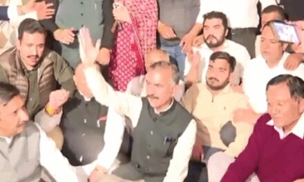 शिमला में कांग्रेस का राजभवन के बाहर धरना:राहुल-प्रियंका की हिरासत और छात्रों पर लाठीचार्ज का विरोध; CM सुक्खू भी शामिल
