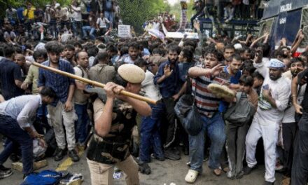 ‘कॉकरोचों’ पर बरसीं लाठियां, आंसू गैस से खदेड़ा:सोनम को चादर में छिपाकर ले गई पुलिस, सड़क पर लेटे राहुल; 5 दिन का हंगामा, 40 तस्वीरें