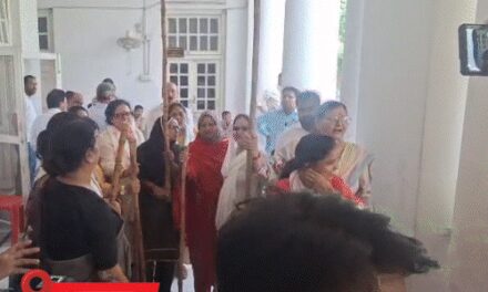 लखनऊ में कांग्रेस कार्यालय पर महिला कार्यकर्ता लाठी लेकर तैनात:भाजपा की कांग्रेस दफ्तर घेराव की कोशिश; पटना में पत्थरबाजी, जयपुर में वाटर कैनन चलाई