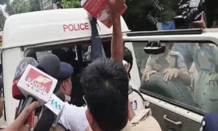 इंदौर में विजयवर्गीय के घर के सामने दंपती का प्रदर्शन:बोले
