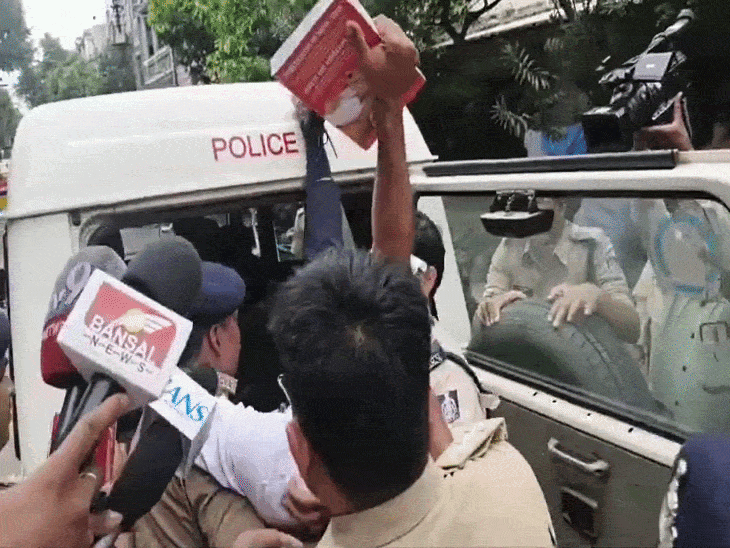 इंदौर में विजयवर्गीय के घर के सामने दंपती का प्रदर्शन:बोले