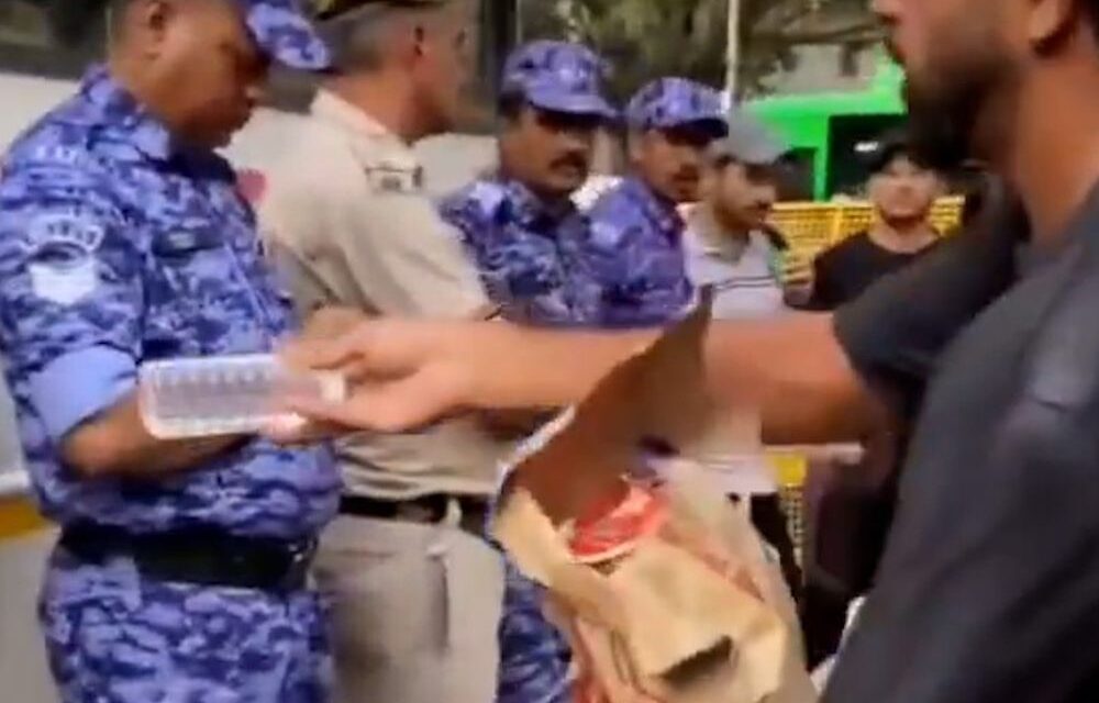 पुलिसवालों को आंदोनलकारियों ने पानी की बोतल दी:जंतर-मंतर पर पहुंचे सुरक्षाकर्मियों के साथ स्टूडेंट्स का अच्छा बर्ताव, घूम-घूमकर सभी को दी